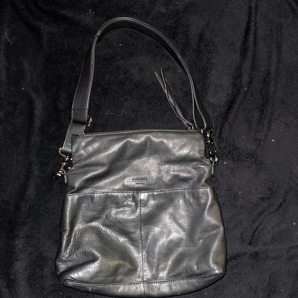 MARGOT NEW YORK VINTAGE Sleek Black Leather Shoulder Bag